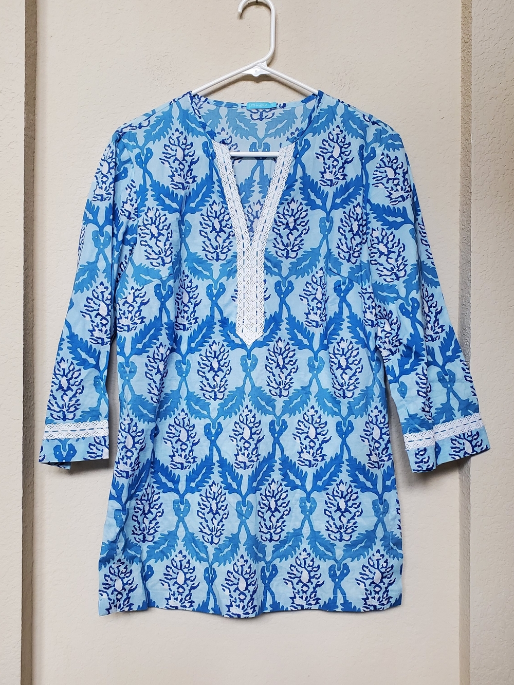 J. McLaughlin Blue and White Printed Tunic with Lace Trim. Size Small